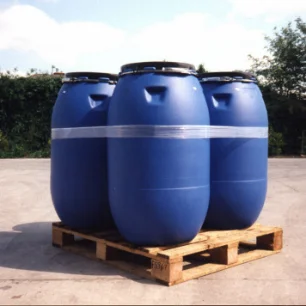 Blue plastic drums with grey sanstrap® stretch band on pallets outdoors