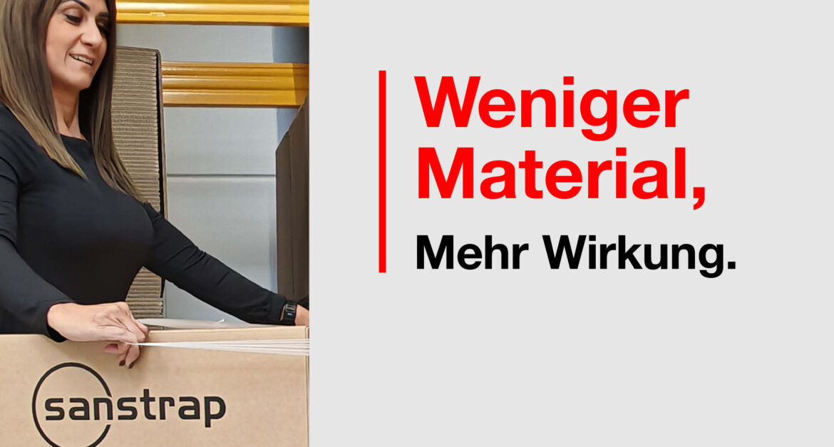 Frau mit Kartons im Lagerbereich – daneben Claim „Weniger Material. Mehr Wirkung.“ von sanstrap®