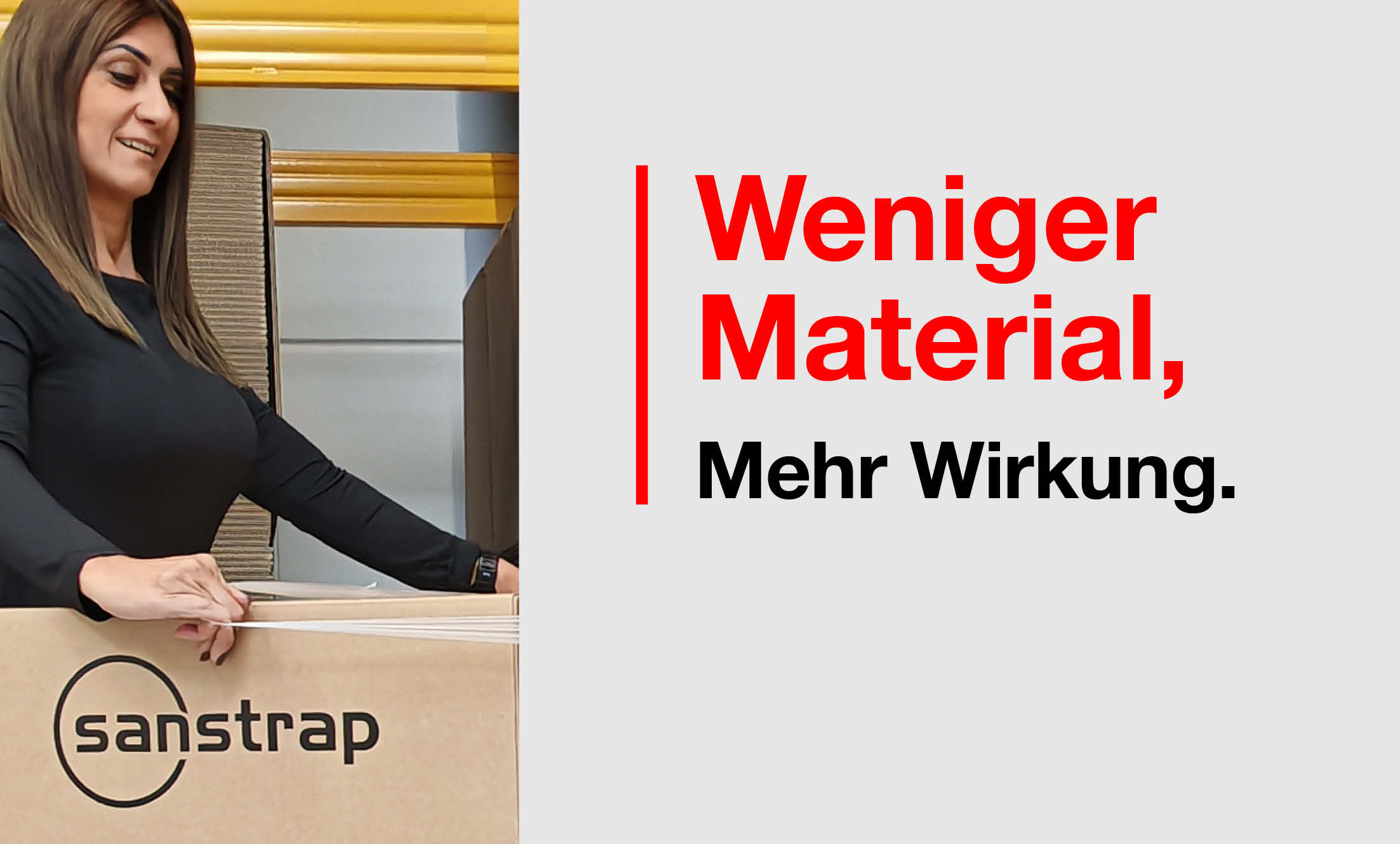 Frau mit Kartons im Lagerbereich – daneben Claim „Weniger Material. Mehr Wirkung.“ von sanstrap®
