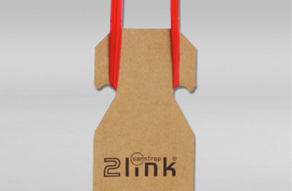 2Link® Verbindungssystem zur vertikalen Palettensicherung – kombiniert mit sanstrap® Dehnbändern.