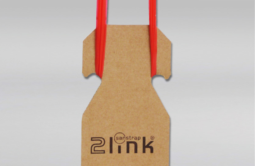 2Link® Verbindungssystem zur vertikalen Palettensicherung – kombiniert mit sanstrap® Dehnbändern.