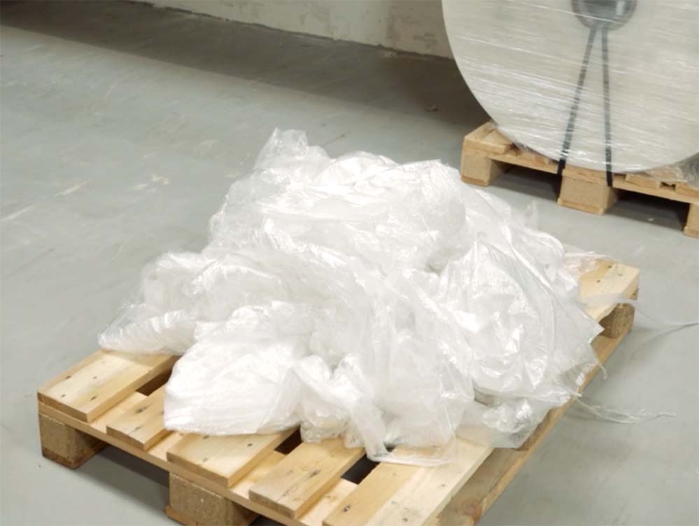 A mountain of plastic film waste on a pallet – sanstrap® stretchbands can be disposed of separately according to material type.