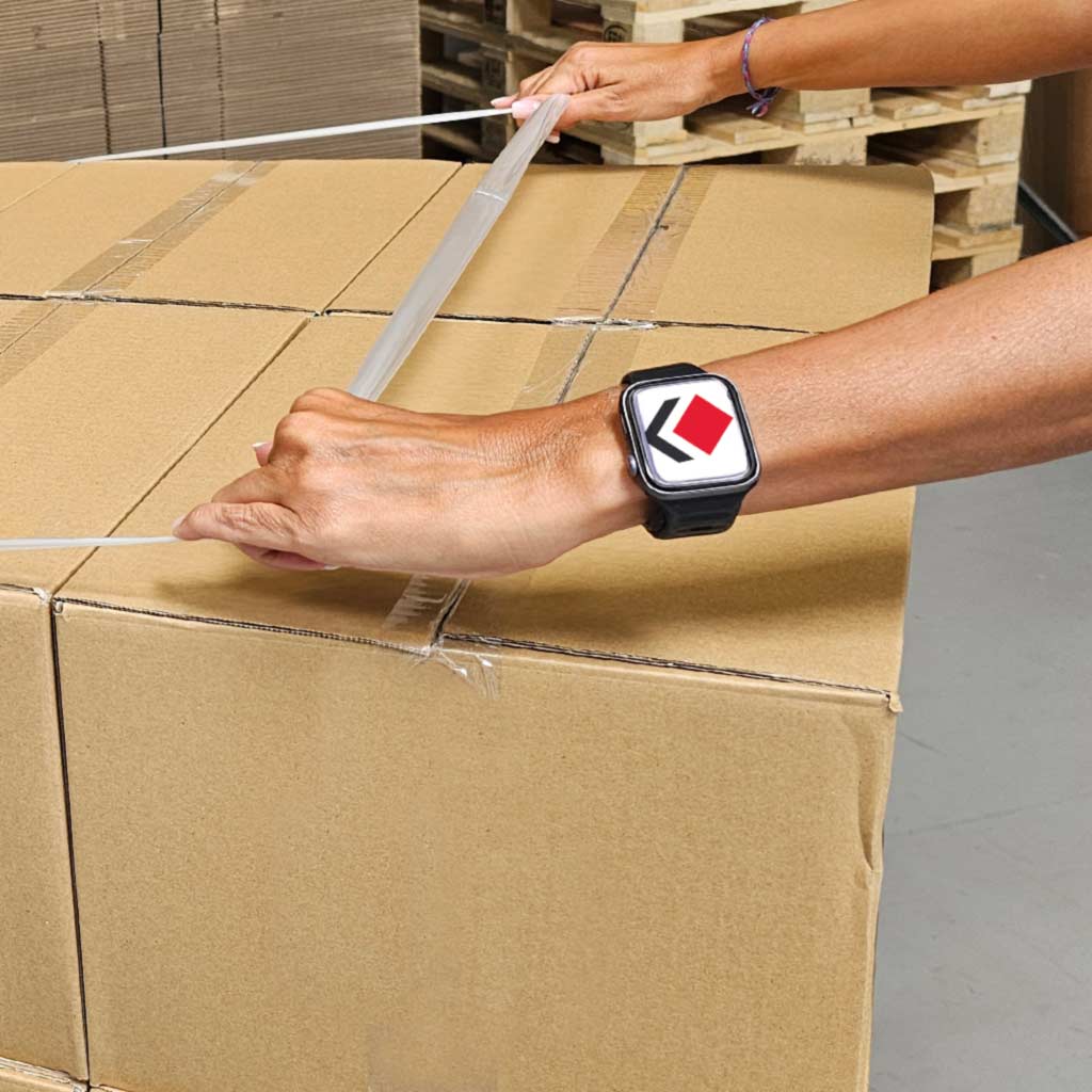 Sanstrap® Dehnband sichert einen Kartonstapel auf Palette – Anwendung abgeschlossen.