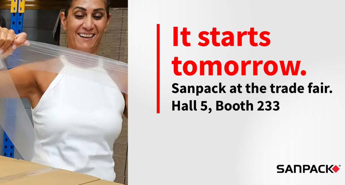 Pallet securing without stretch film – woman demonstrating sanstrap® stretchband, SANPACK trade fair announcement Hall 5, Booth 233
