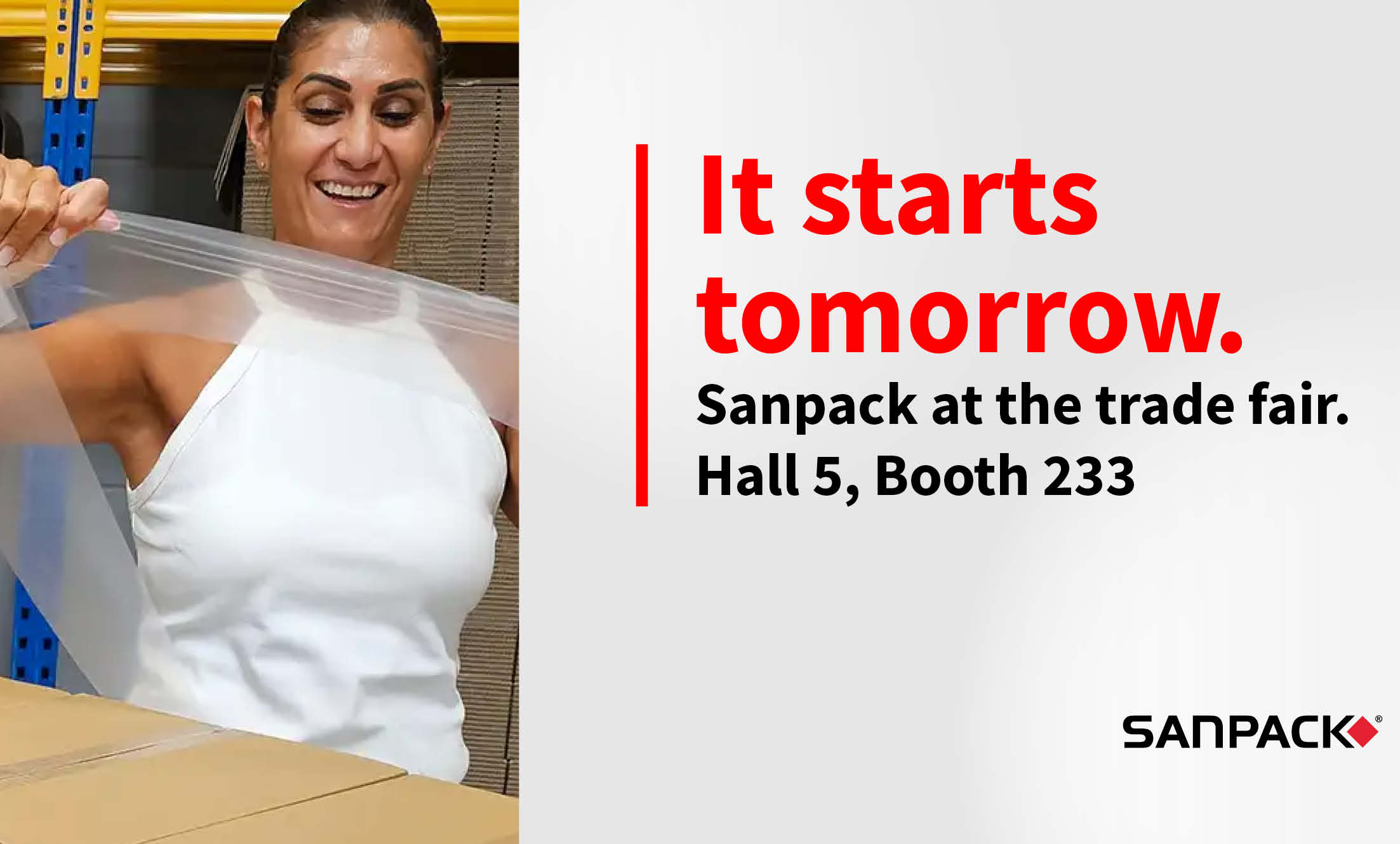 Pallet securing without stretch film – woman demonstrating sanstrap® stretchband, SANPACK trade fair announcement Hall 5, Booth 233